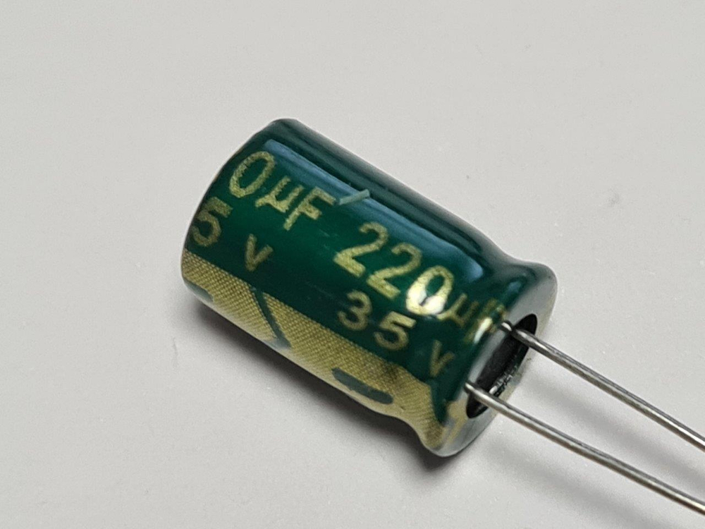 Конденсатор 220uF 35V