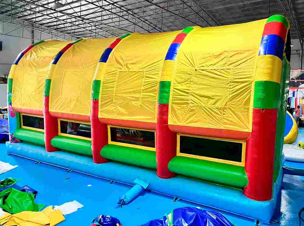 Коммерческий надувной батут «Страна Сафария» с крышей, 10x5x5 м.