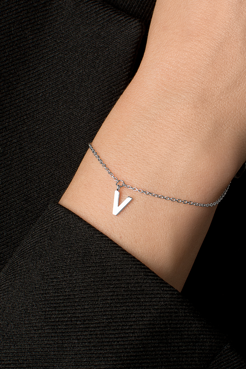 Серебряный браслет с буквой "V"