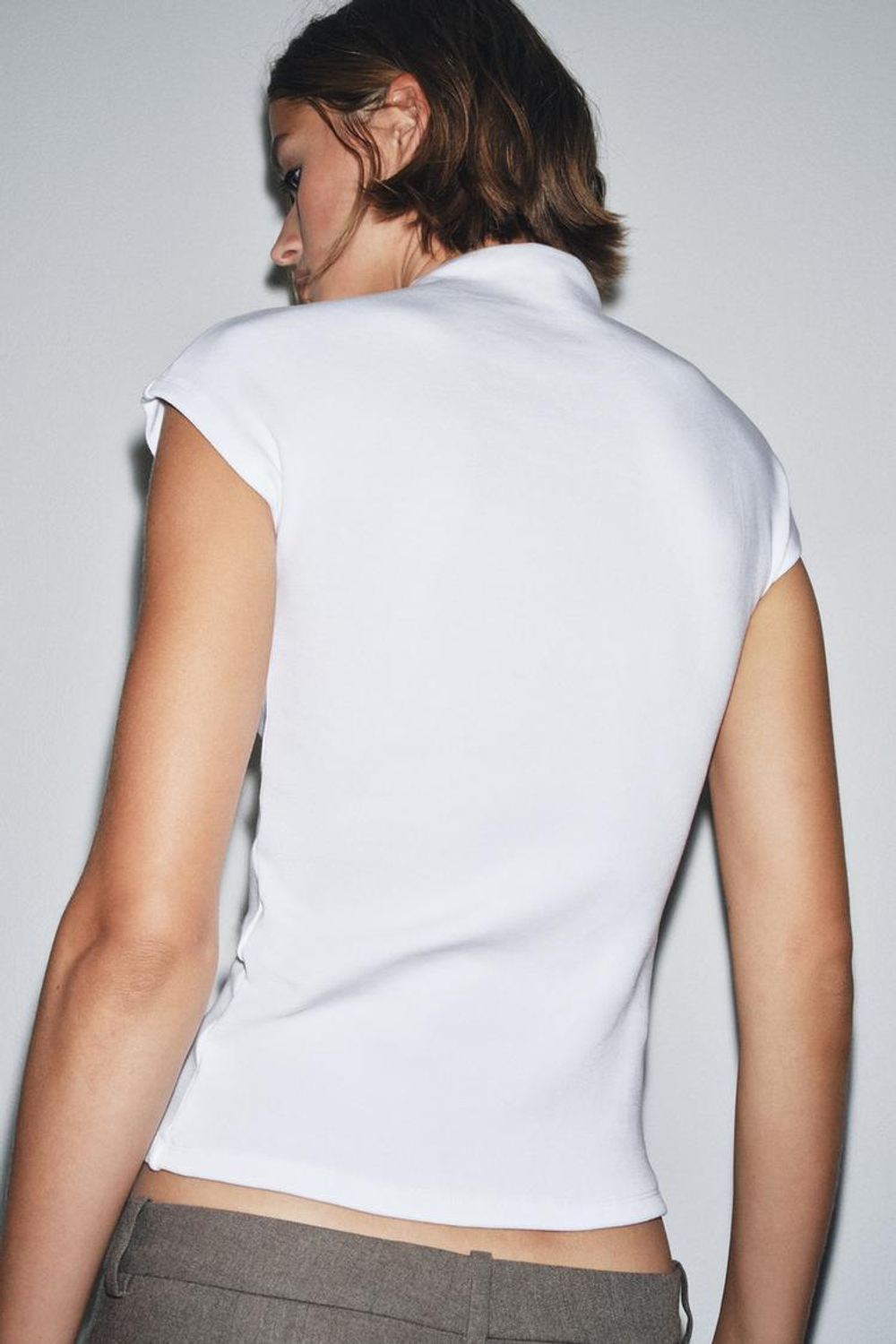 ZARA ТОП С ВЫСОКИМ ВОРОТНИКОМ, БЕЛЫЙ
