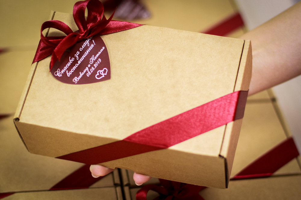 Подарок гостям на свадьбе на розыгрыши и конкурсы