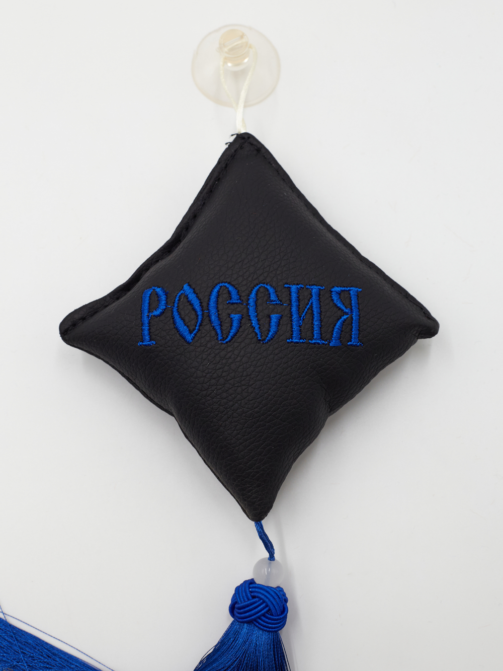 Ромб объемный на присоске РОССИЯ (экокожа, черный, синяя вышивка, кисть)