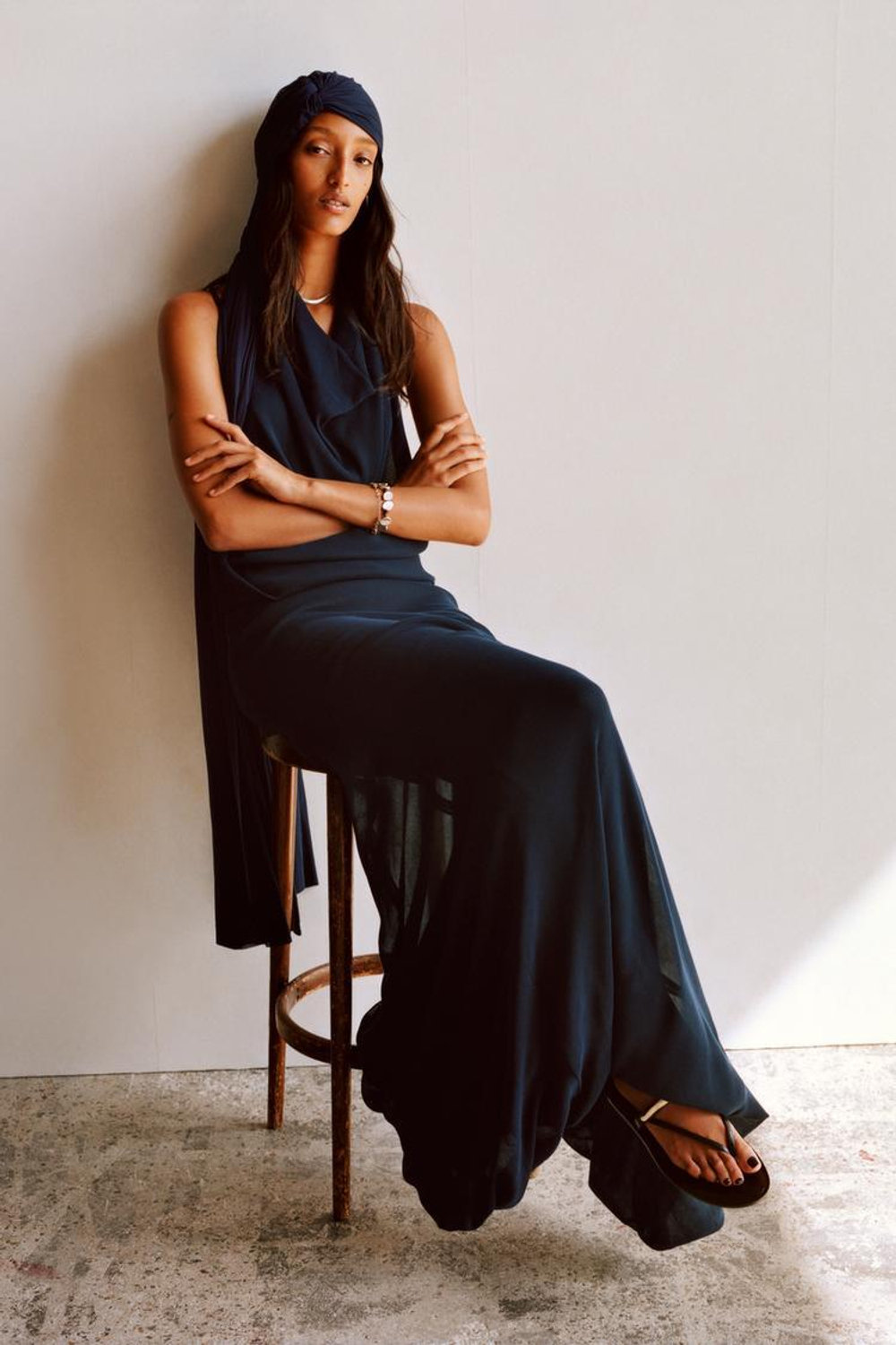 ZARA ДЛИННОЕ ПЛАТЬЕ ХАЛТЕР С ОБЪЕМНЫМ НИЗОМ LIMITED EDITION, МОРСКОЙ СИНИЙ