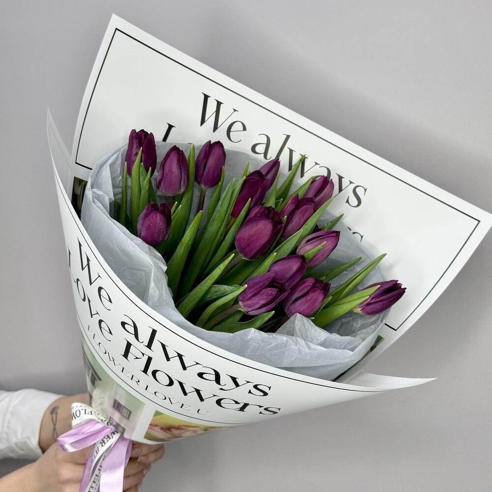 15 фиолетовых тюльпанов в стильной упаковке