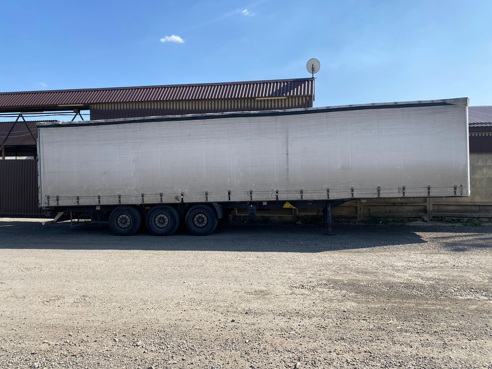 Kassbohrer XS Полуприцеп шторный XS (39 т.)
