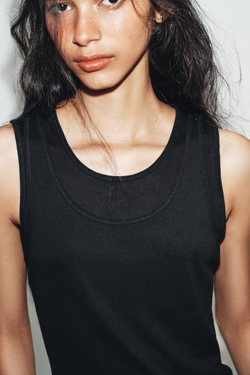 ZARA ФУТБОЛКА С ДВОЙНЫМИ ПРОЙМАМИ, УГОЛЬНЫЙ