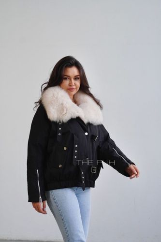 Черно-белая укороченная парка с меховым воротником