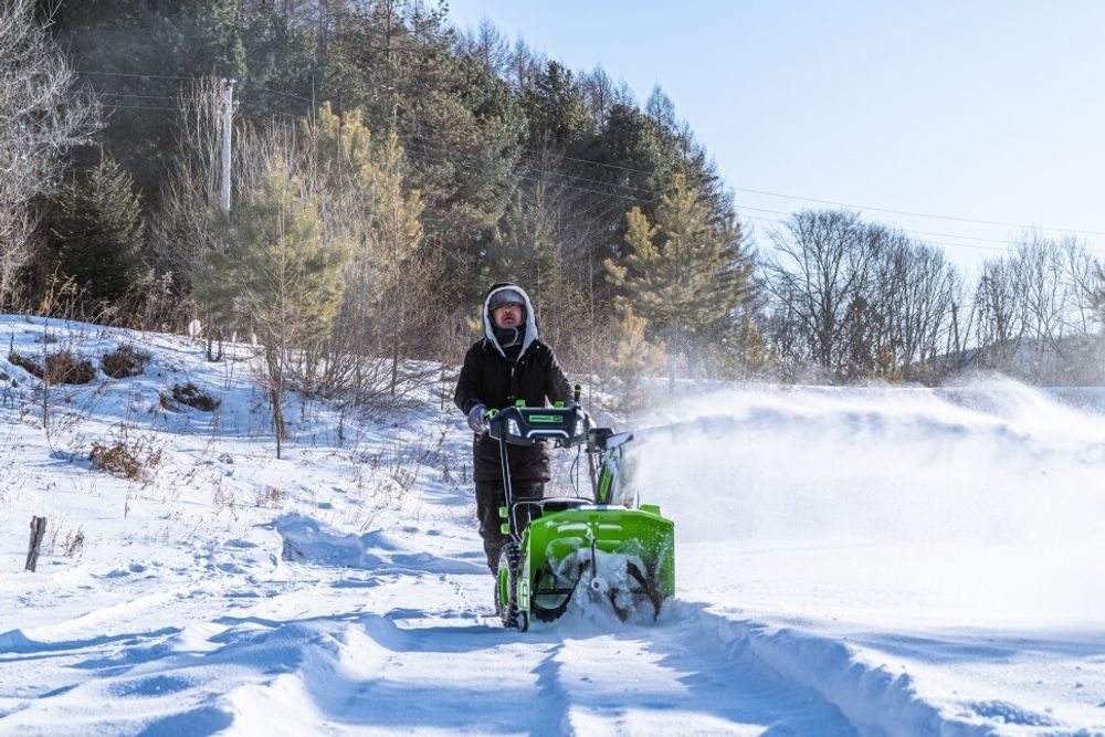 Снегоуборщик Greenworks GD82ST56, 82v, 61 см, в комплекте 3 шт. АКБ 2.5 А·ч и двойное ЗУ (самоходный ,аккумуляторный) 2602807U3А