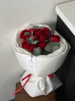 Букет из красных ранункулюсов и эвкалипта