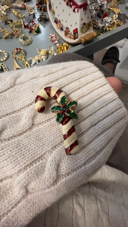 Новогодняя брошь карамельная трость