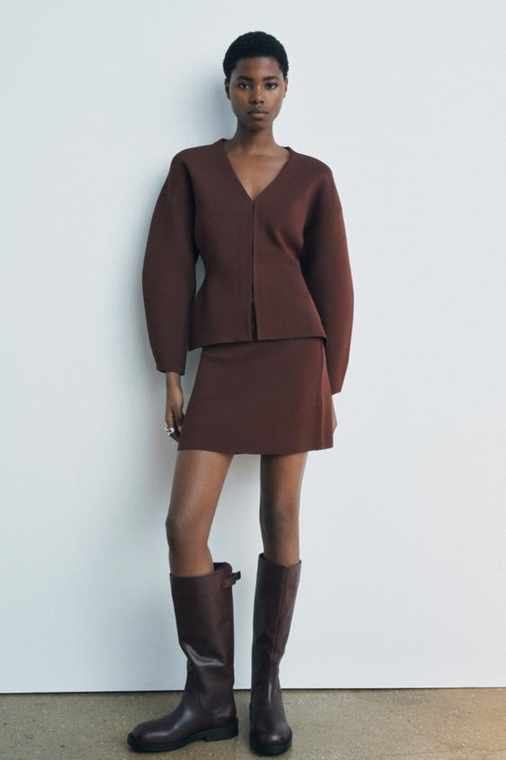 ZARA ОДНОТОННЫЙ ПРИТАЛЕННЫЙ КАРДИГАН, КОРИЧНЕВЫЙ