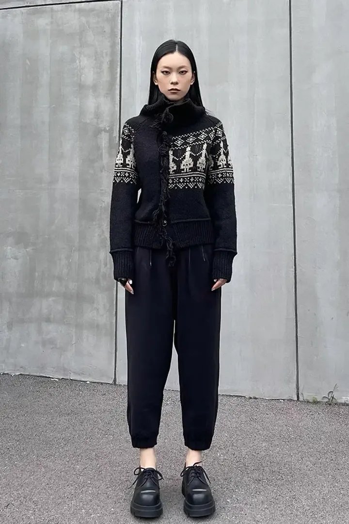 Свитер с узором «JOJO»