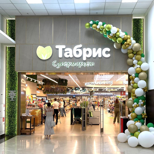 Вертикальное озеленение панелями из искусственной зелени  входной группы в супермаркете "Табрис" г.Сочи