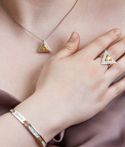 Подвес из серебра со вставками из выращенной синей шпинели и бесцветных фианитов