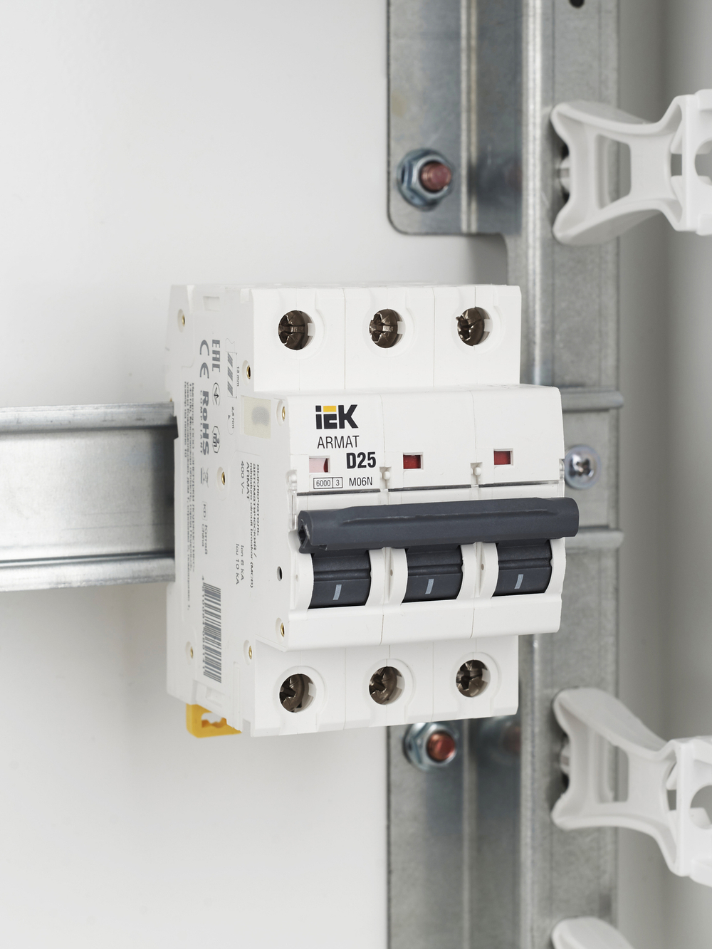ARMAT Автоматический выключатель M06N 3P D 25А IEK