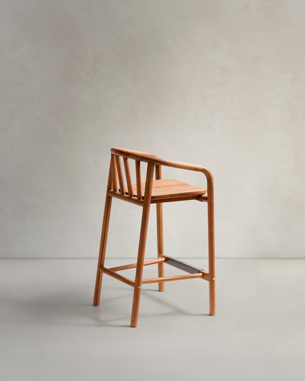 Полубарный стул для улицы Turqueta из дерева, высота 65 см