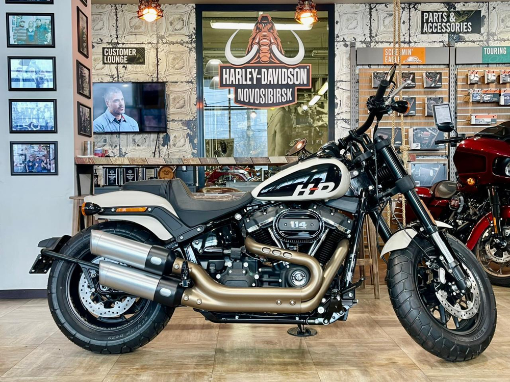 Harley-Davidson Softail Fat Bob 114 (White Sand Pearl)