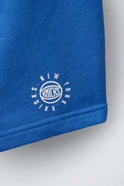 ZARA ШОРТЫ-БЕРМУДЫ С ПРИНТОМ NEW YORK KNICKS NBA ©, ЯРКО-СИНИЙ