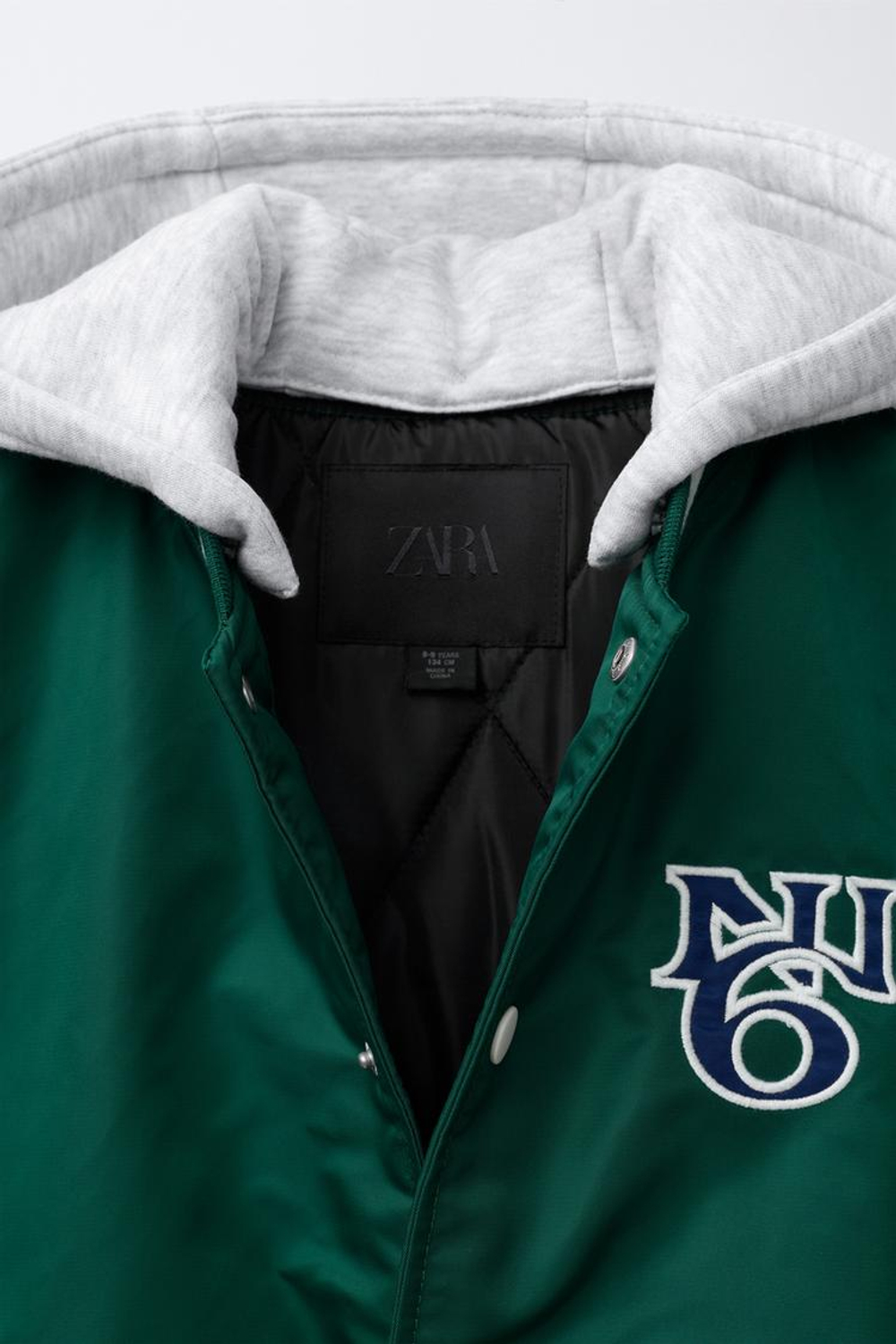 ZARA НЕЙЛОНОВЫЙ БОМБЕР С НАДПИСЬЮ И СЪЕМНЫМ КАПЮШОНОМ, ЗЕЛЕНЫЙ