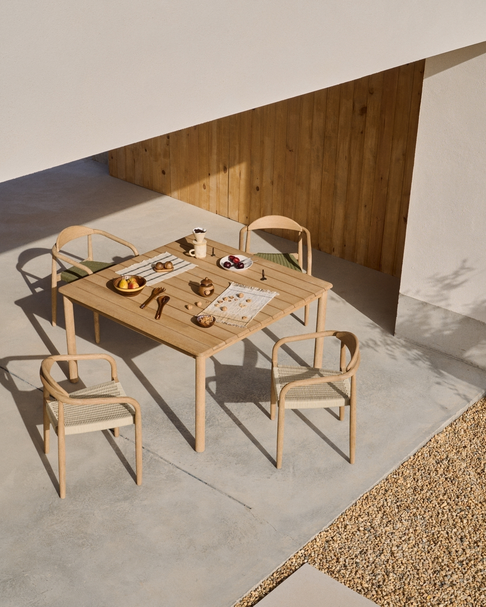 Уличный стол Sori из акации 135 x 135 см