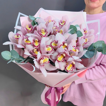Букет из 21 розовых орхидей с эвкалиптом