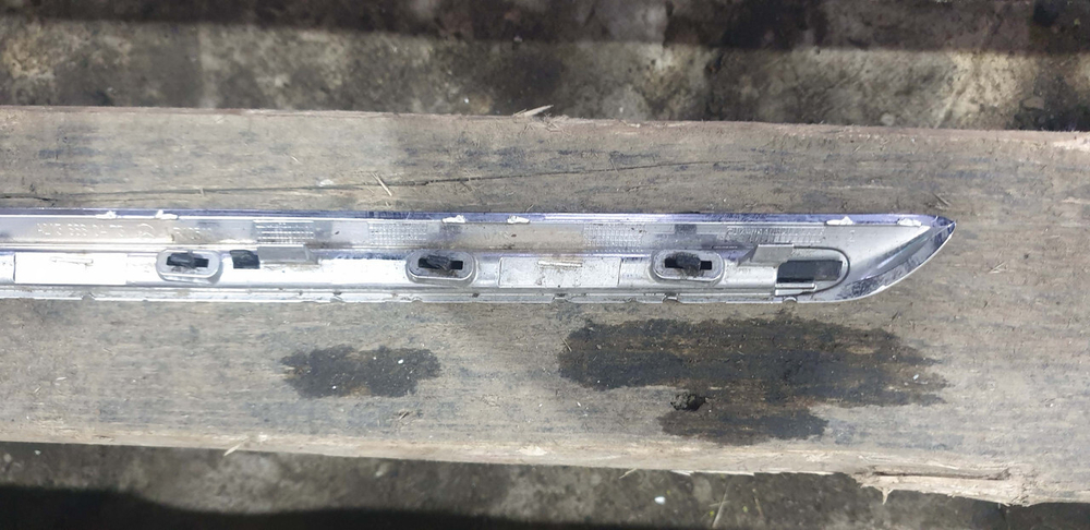 Молдинг решетки радиатора Mercedes E (W213) 16-20 Б/У Оригинал A2138880473