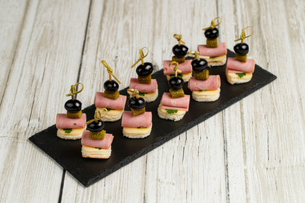 Канапе ветчина, сыр, корнишон, маслина