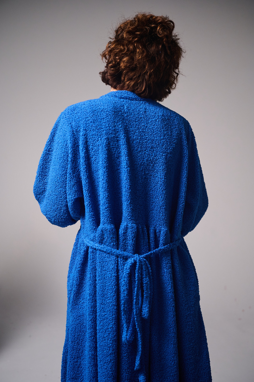 Платье оверсайз "жабо без жабо" из плюшевой ткани Тедди, ярко-синий
