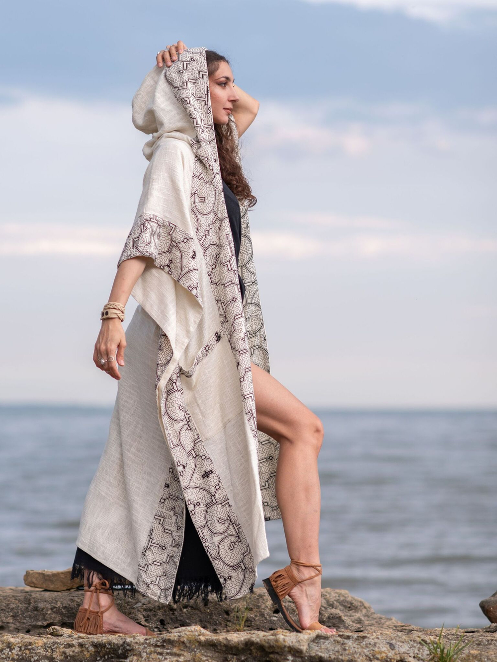 Накидка с капюшоном и орнаментом Аяуаска