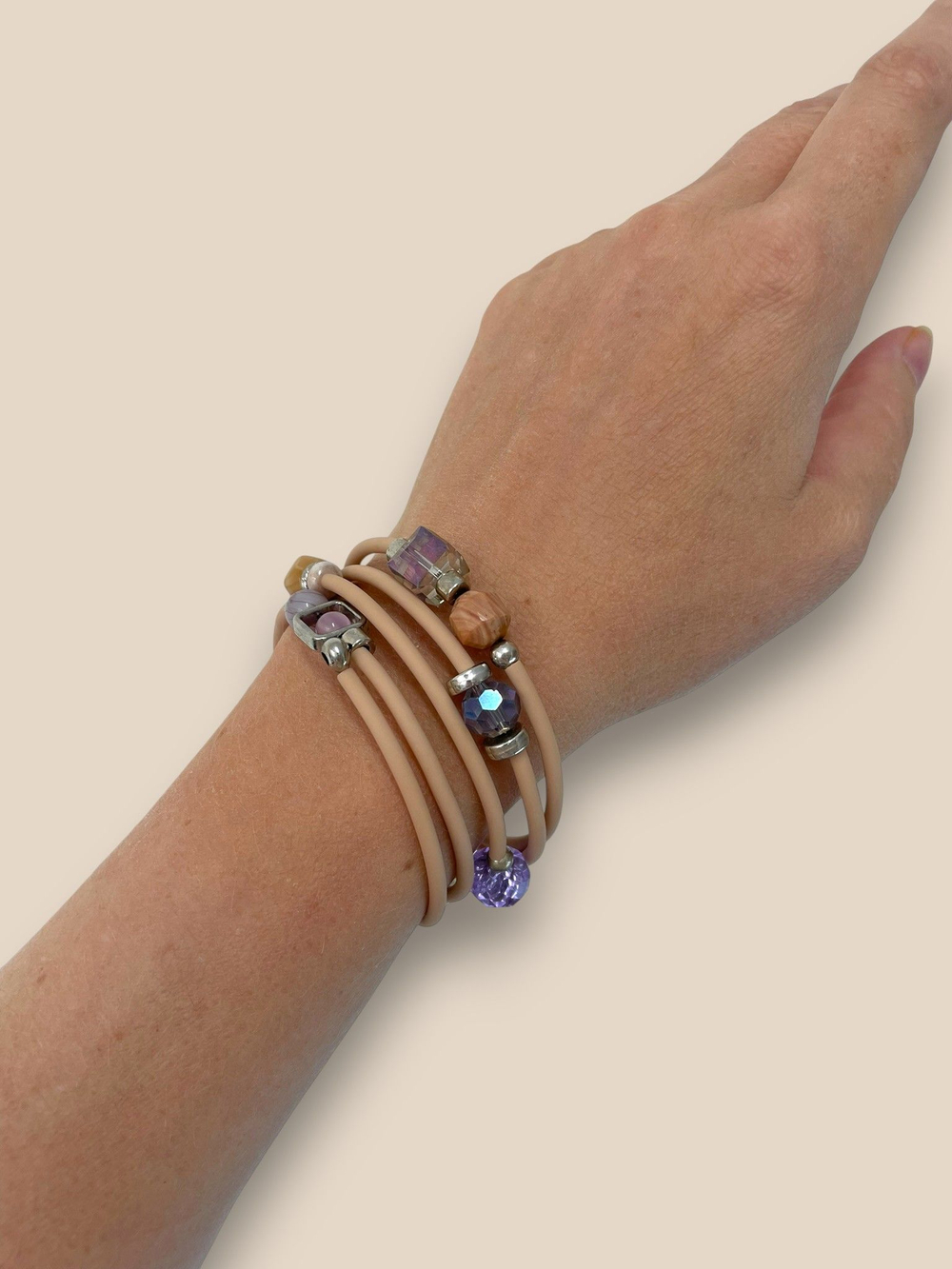 Браслет с бусинами гибкий бежевый