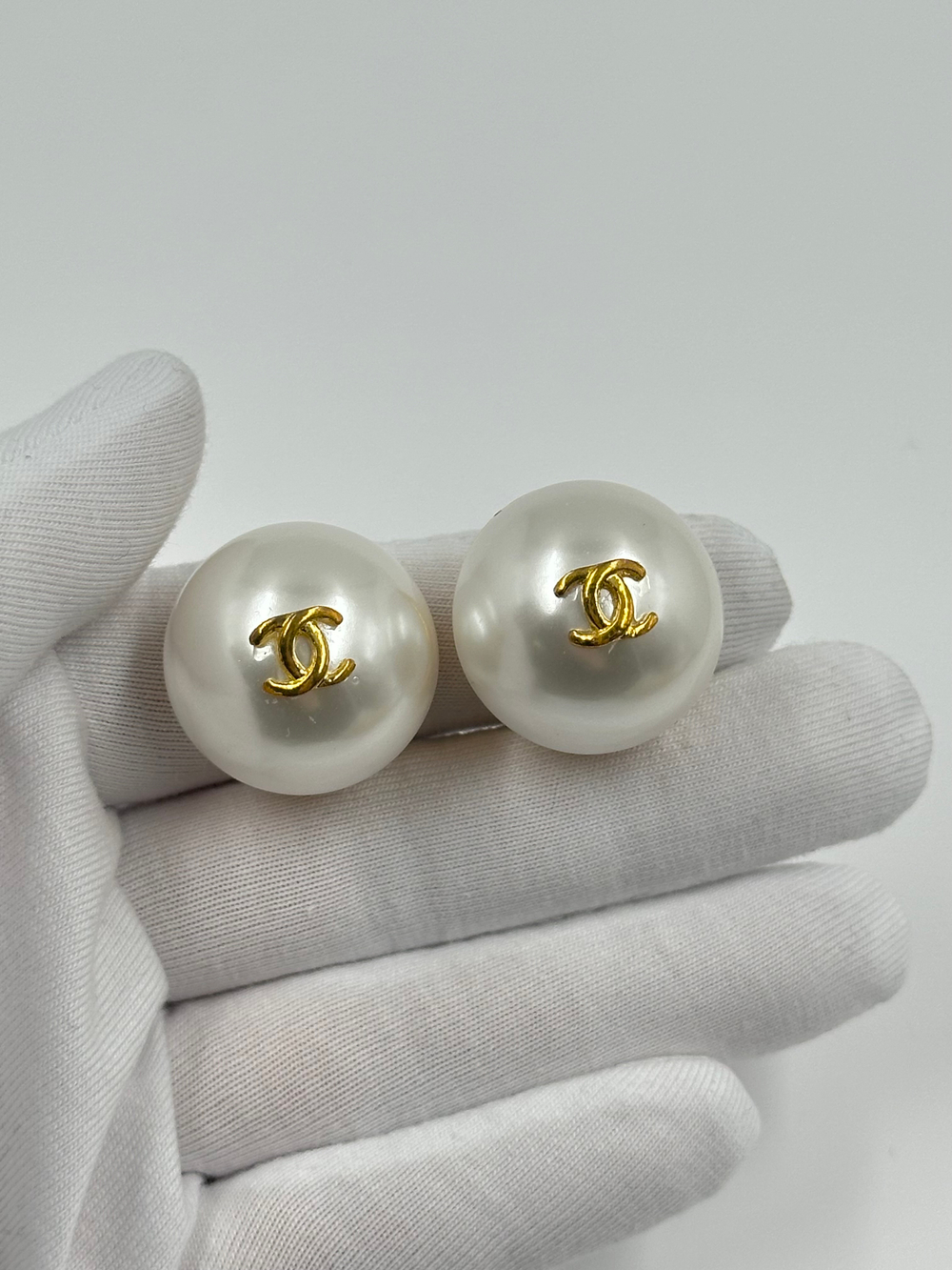 «Жемчужные» клипсы Chanel с лого
