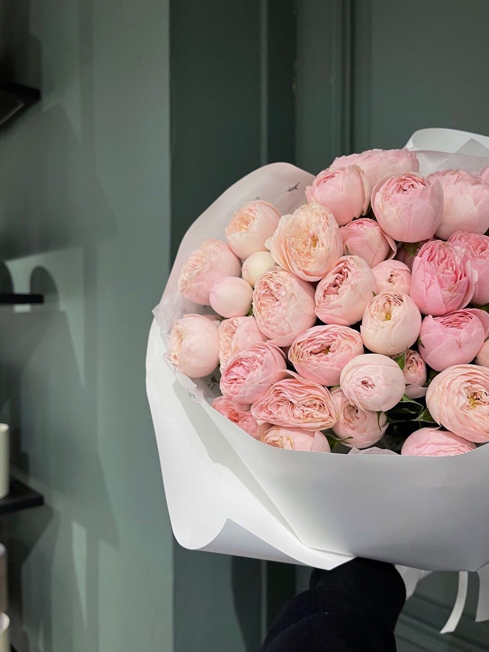 Букет из кустовой пионовидной розы Менсфилд парк