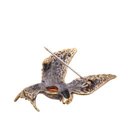 AM-3474 Брошь «Ласточка на высоте» (латунь, янтарь)