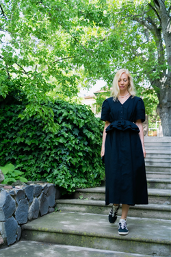 Платье с V-вырезом и поясом-баской из черной крапивы