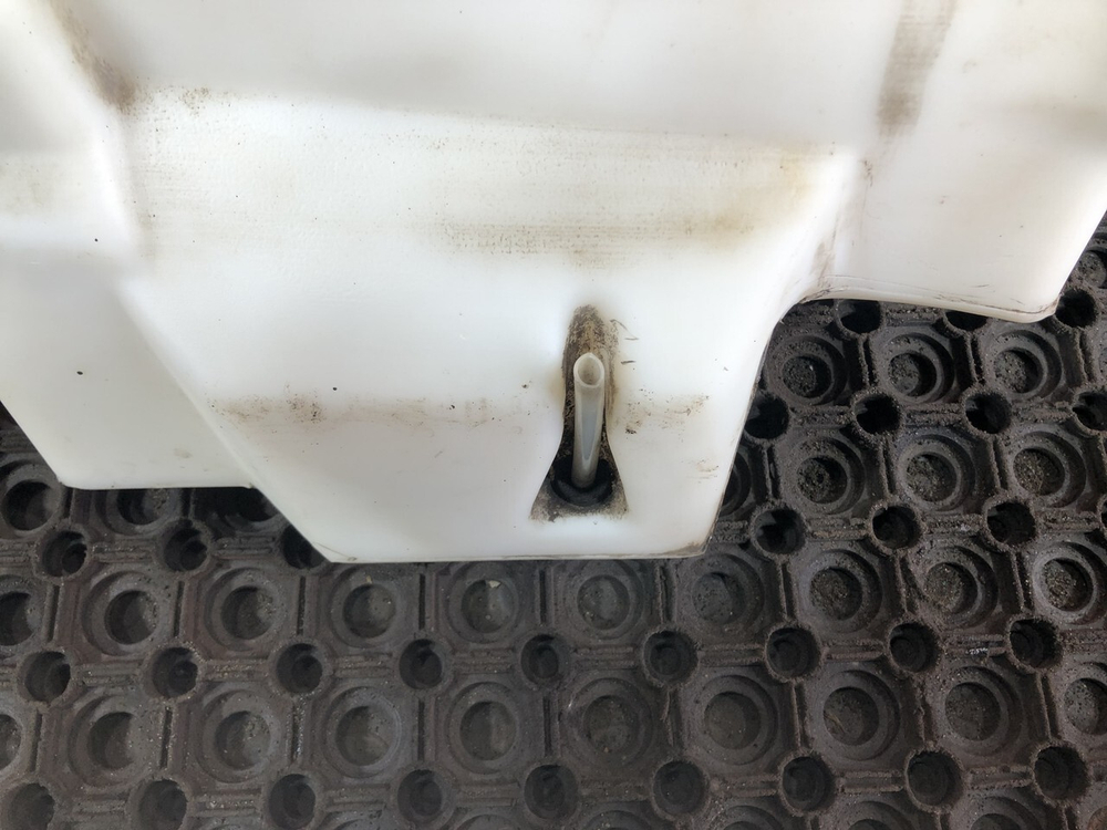 Бачок омывателя 2017 года.