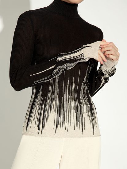 Женский свитер черного цвета с золотом из шелка и вискозы - фото 5