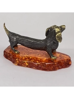 Бронзовая статуэтка на янтаре