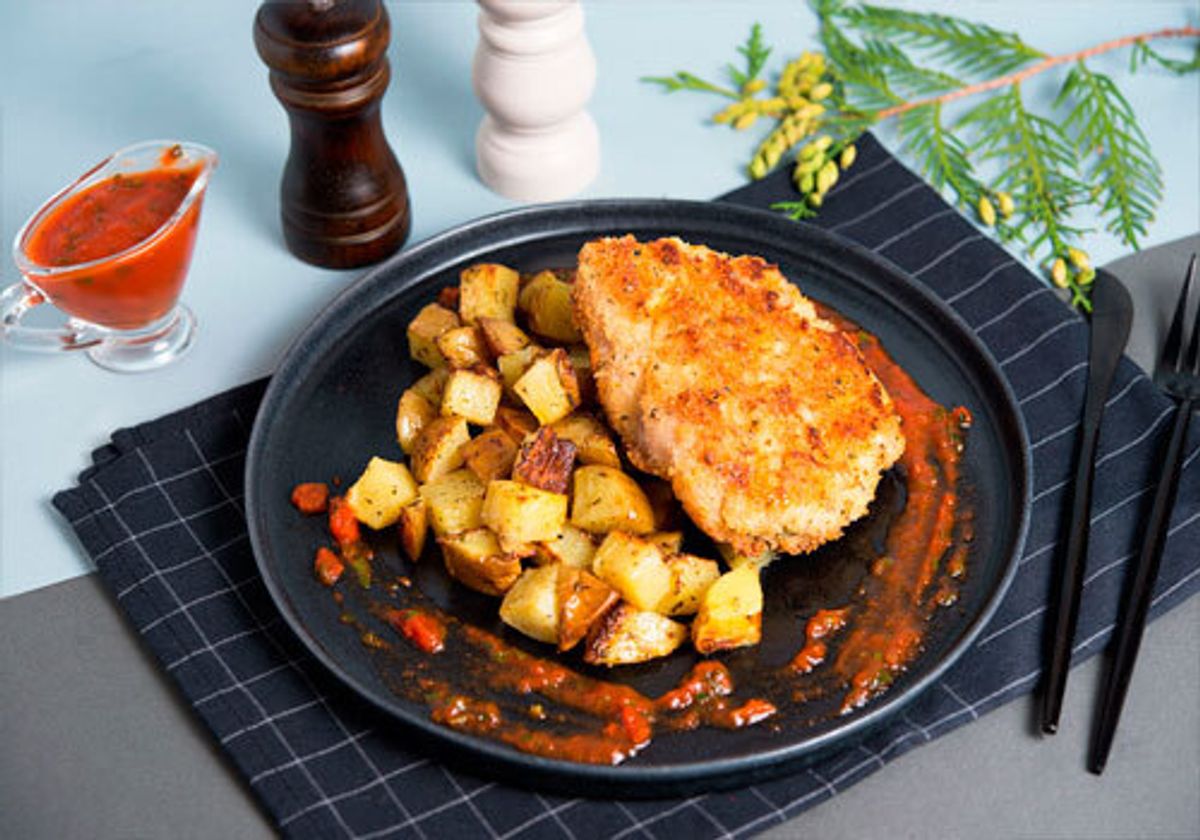 Ароматная свинина с печеным картофелем и прованским соусом