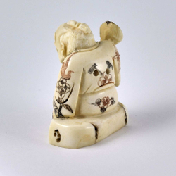 Нэцкэ Монах с веером