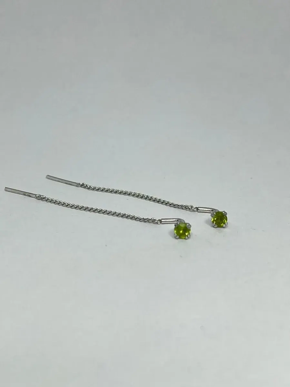 Серебряные серьги протяжки с хризолитом