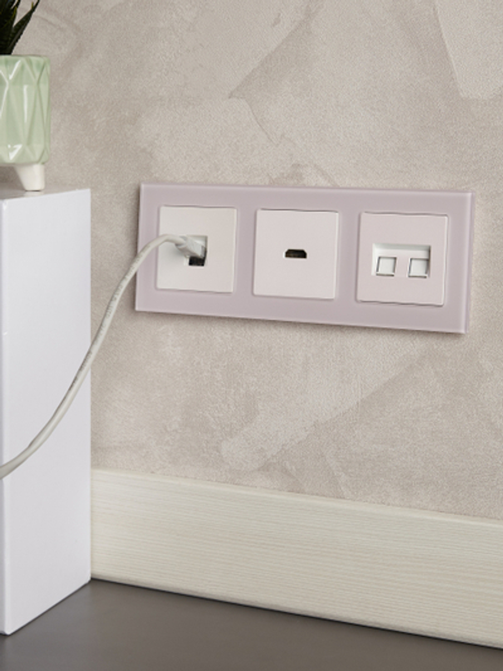 BRITE Рамка 3-местная РУ-3-2-Бр стекло розовый матовый IEK