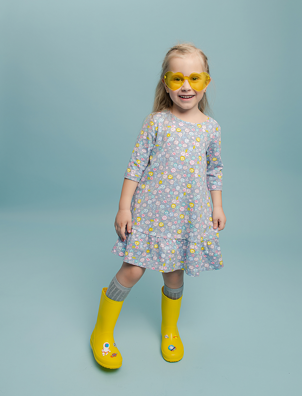 Платье с воланом "Розы на сером"