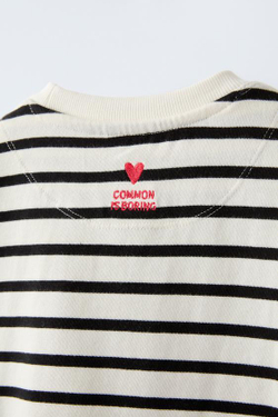 ZARA ФУТБОЛКА В ПОЛОСКУ С ВЫШИВКОЙ, ЧЕРНЫЙ