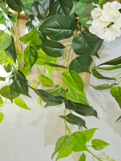 Герань белая с ампельной зеленью 80см в длинном кашпо