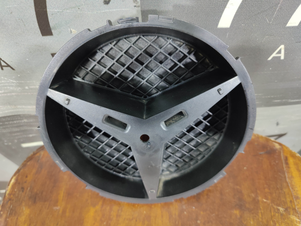 Кронштейн эмблемы Mercedes C (W205) 14-18 Б/У Оригинал A0008880060