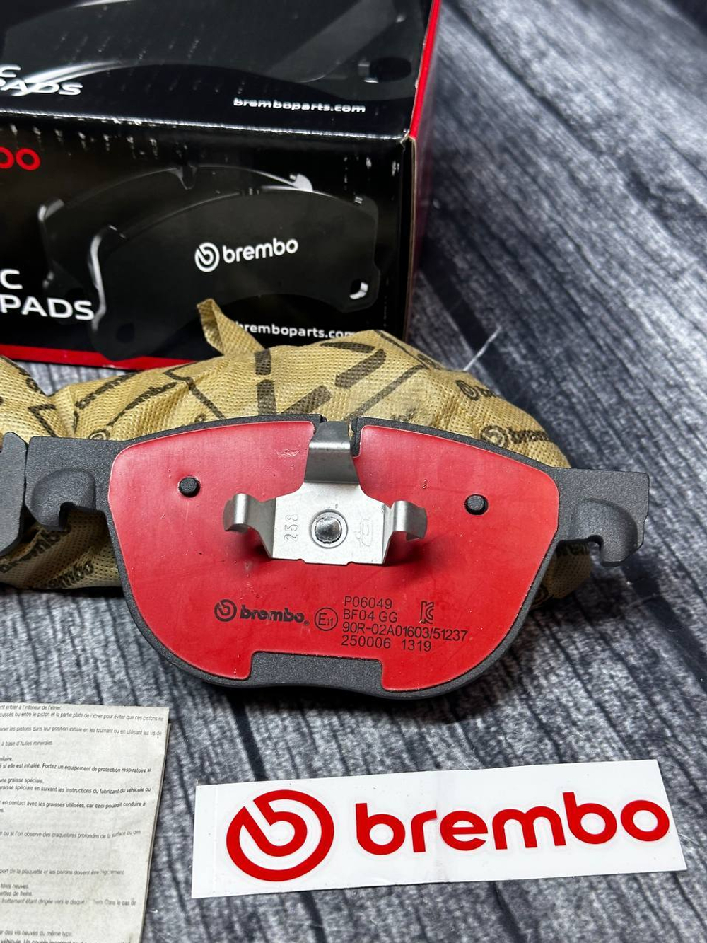 Тормозные колодки передние BREMBO P06049