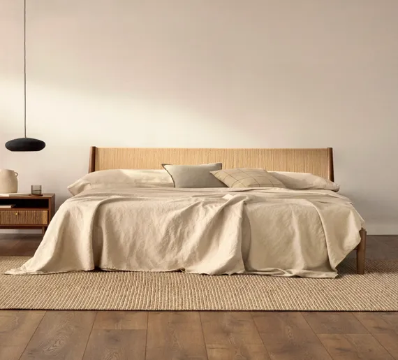 Кровать Elan из шпона и массива ореха 180x200 см