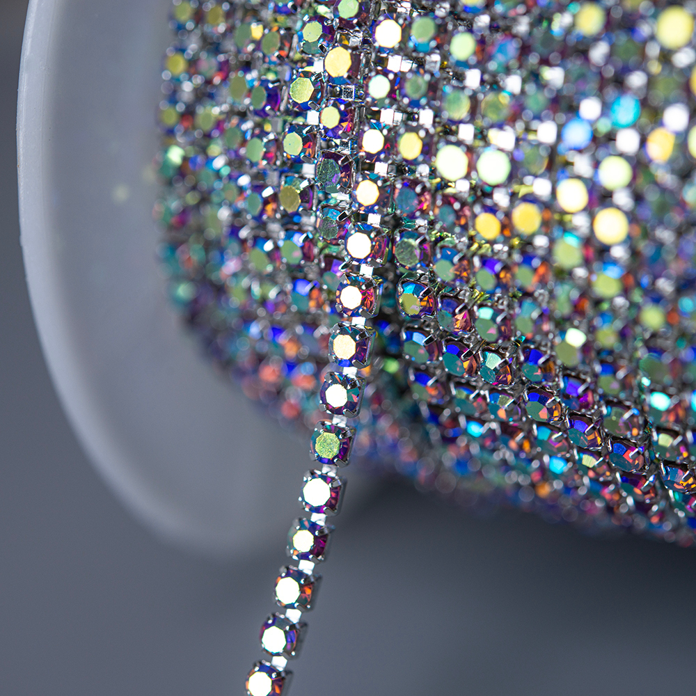 Стразовая цепь дуохромная, 2мм, фиолетовый кристалл с зеленым напылением в серебристых цапах