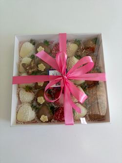 Клубника в шоколаде с бабочками из шоколада