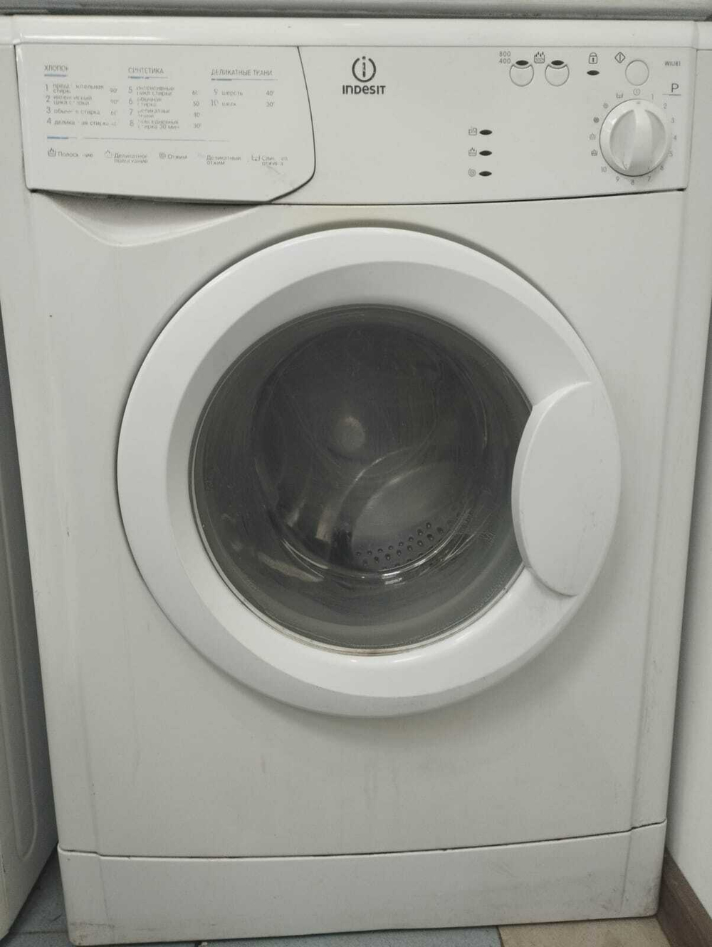 Стиральная машина Indesit WIU81 б/у фронтальная 3.5 кг до 800 об/мин
